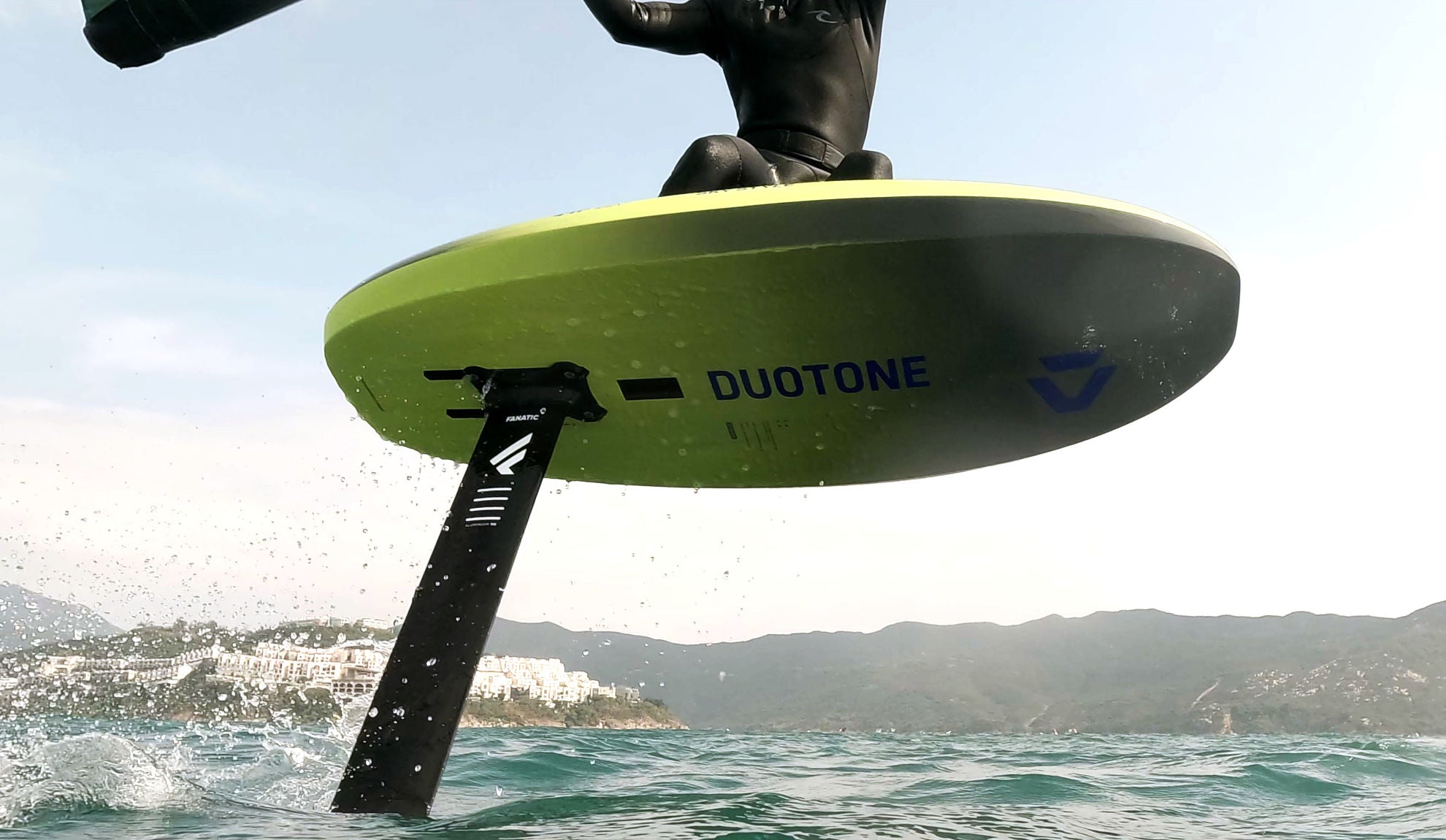 Closeup zeigt Foilboard, das über das Wasser gleitet - Lifestylefoto zur Kategorie Foil-Fitness bei maavre