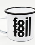 Weiße Lifestyle-Emaille-Tasse mit schwarzem Rand und Foil-Slogan