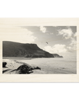 Holzdruck mit Küstenlandschaft in Portugal – ruhiges Strand Wandbild auf Birkenholz