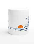 Maritime Tasse mit Leuchtturm Illustration an der Küste – minimalistisches nordisches Design mit Sonne und Meer