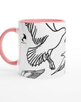 Weiß-pinke Lifestyle-Tasse mit Vogelmotiv von maavr