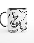 Weiß-schwarze Lifestyle-Tasse mit Vogelmotiv von maavr