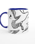 Weiß-blaue Lifestyle-Tasse mit Vogelmotiv von maavr