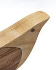 Detailansicht des handgefertigten Holzvogels aus Eiche und Birke mit sichtbarer Maserung und Intarsie