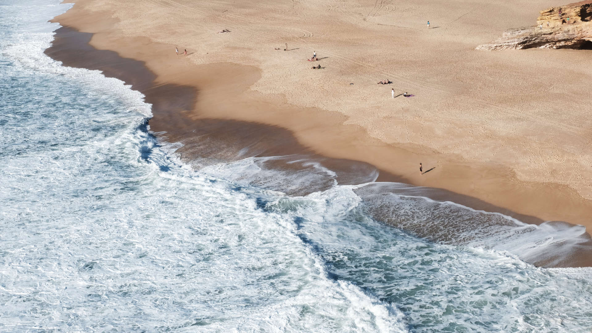 Strand mit Wasser und Menschen aus der Vogelperspektive – Lifestyle-Foto für maavr / maavr-foil