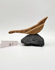 Holzvogel aus Eiche auf einem naturbelassenen Stein