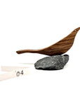 Bird on the Rock - handgefertigter Holzvogel auf Naturstein