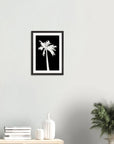 Poster „Breezy Palm“ in breitem, schwarzem Rahmen, Wohnszene - maavr