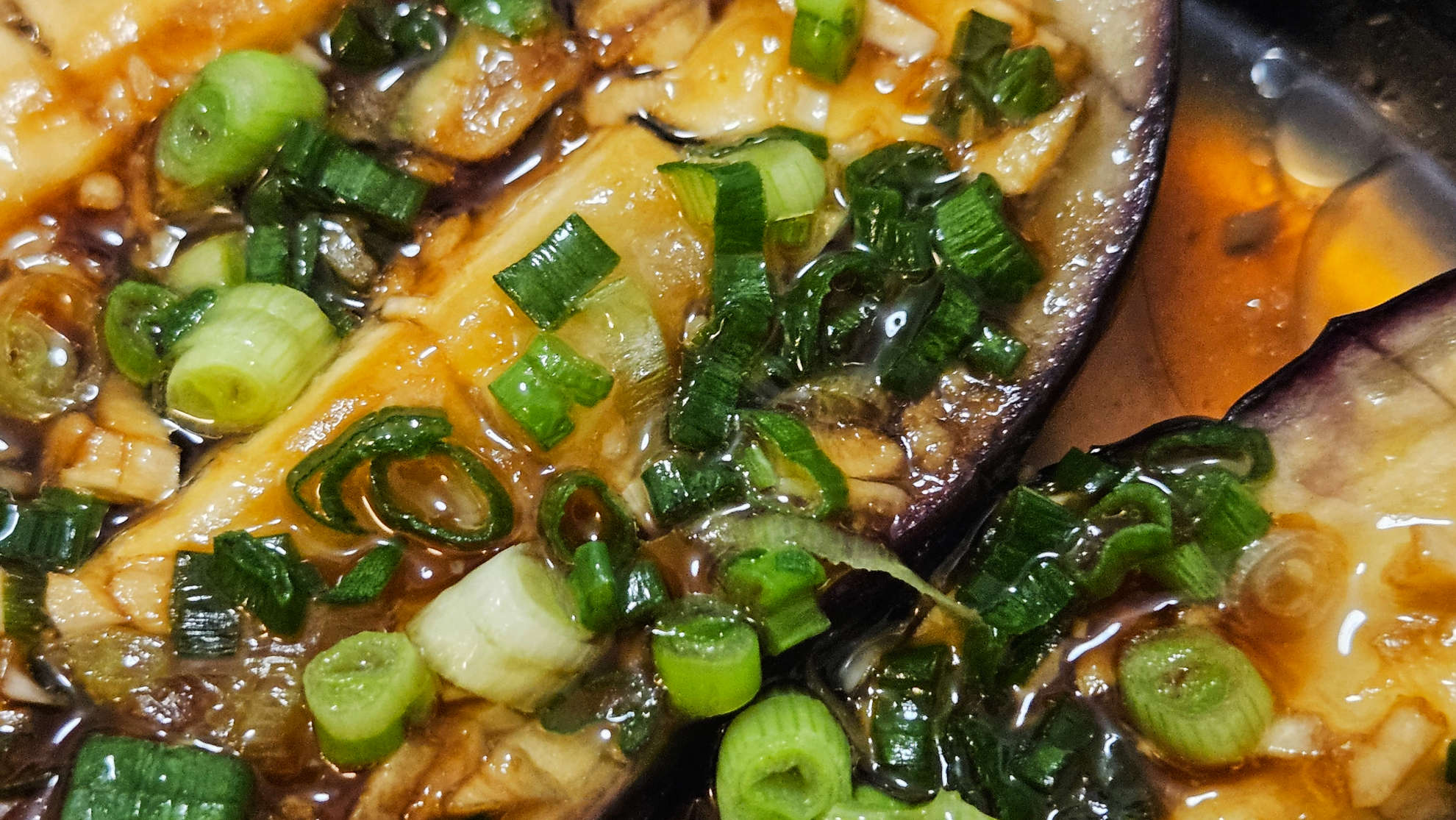 Closeup einer gedämpften Aubergine nach kantonesischer Art - Coverfoto eines Rezeptipps in der Blog-Kategorie Foiler's Kitchen bei maavr