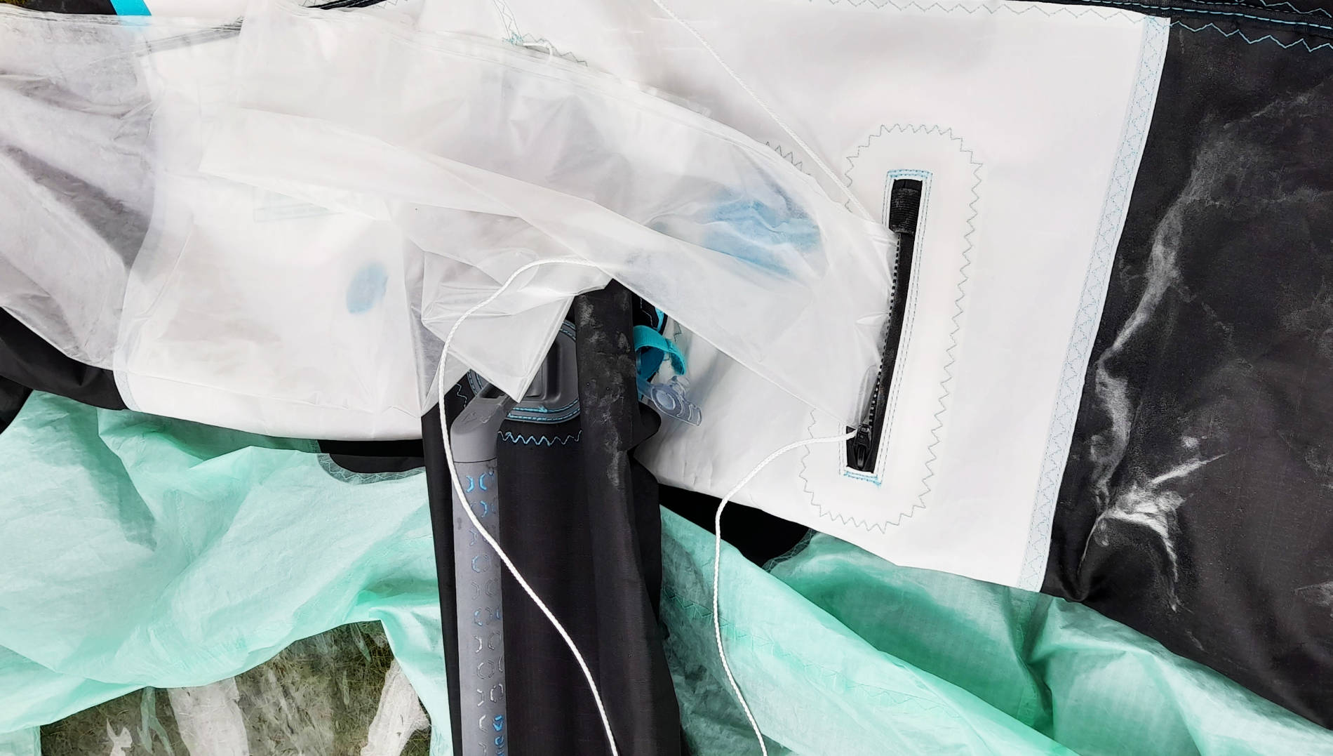 Bladder ragt aus Wing - Coverfoto eines Blogbeitrags zum Austausch der Wingbladder bei maavr