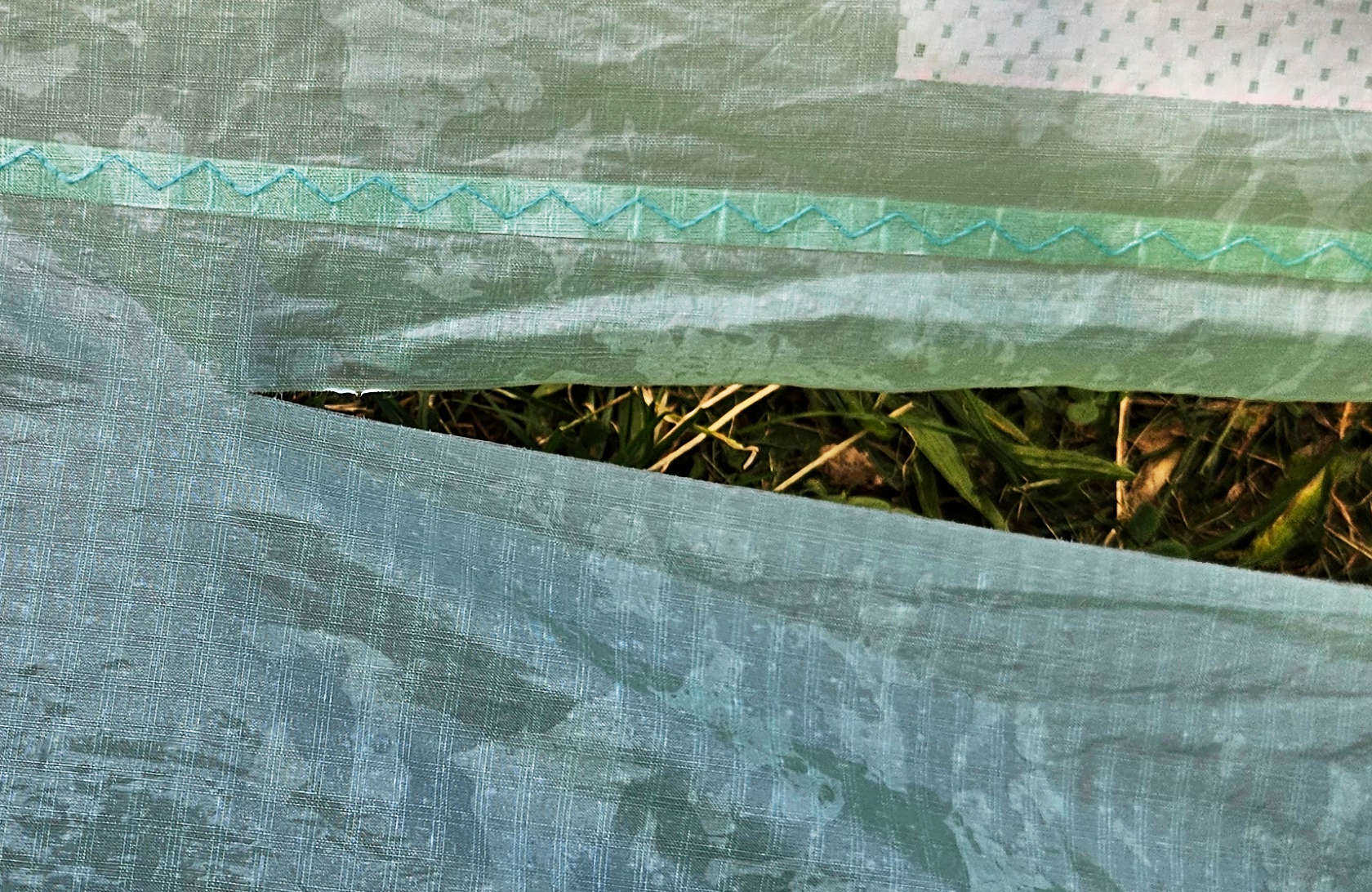 Riss im Tuch eines Wingfoil Wings - Coverfoto zum Blog-Beitrag "Wing tapen" auf maavr