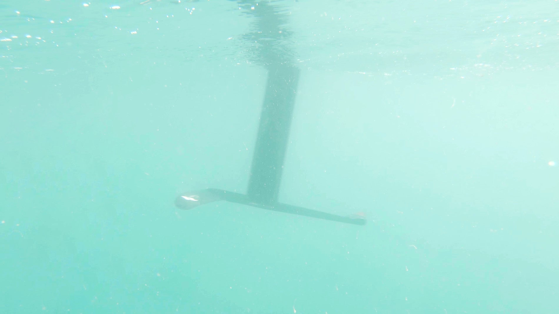 Unterwasseraufnahme eines Foils - Coverfoto eines Blogbeitrags mit Tipps zum Wingfoilen für Beginner von maavr 