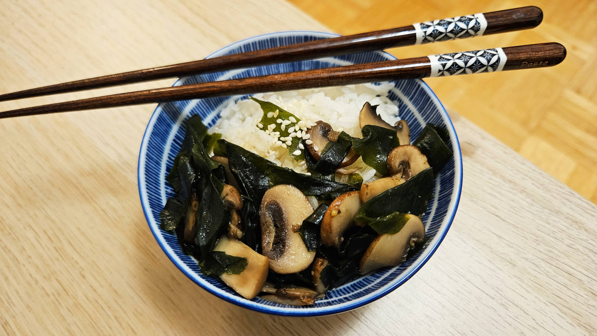 Wasabi-Pilz-Reis zubereitet in einer kleinen Bowl - Coverfoto eines Rezepttipps in der Blog-Kategorie Foiler's Kitchen bei maavr