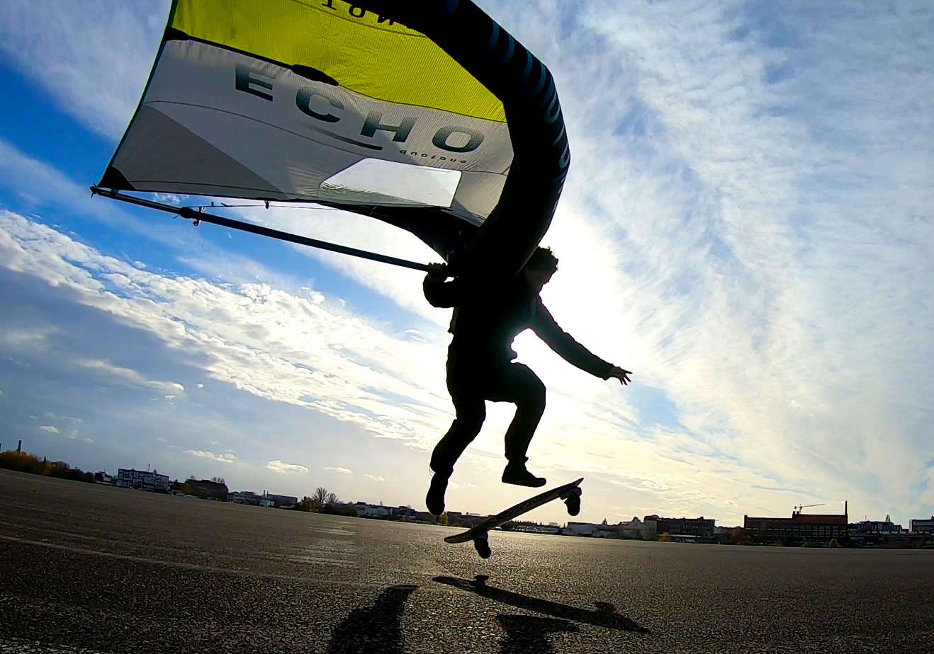 Wingskater springt auf dem Tempelhofer Feld in Berlin