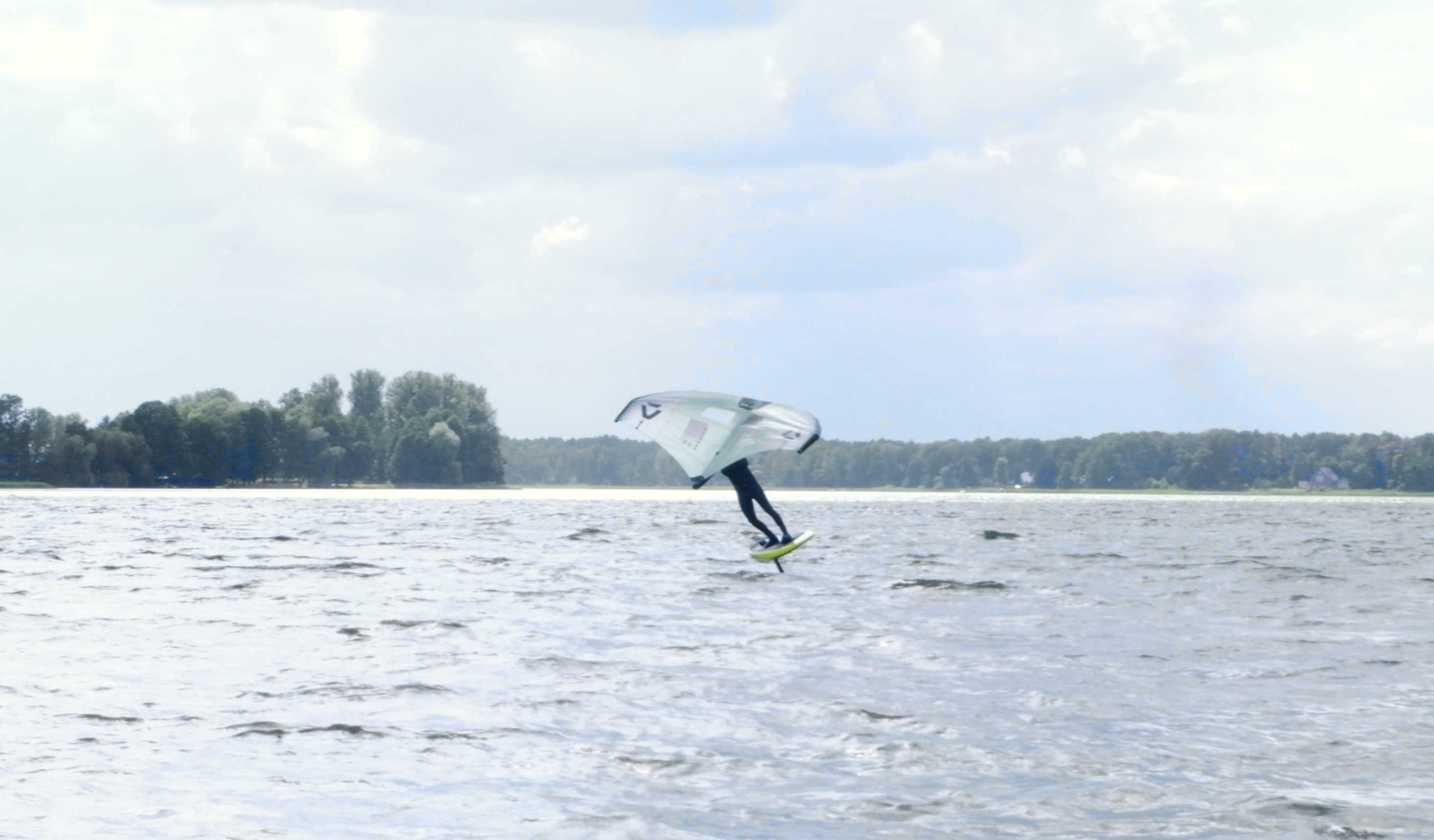 Wingfoiler bei einer Halse auf einem See - Coverfoto zum Blogbeitrag zum leichteren Lernen der Wingfoil-Halse bei maavr
