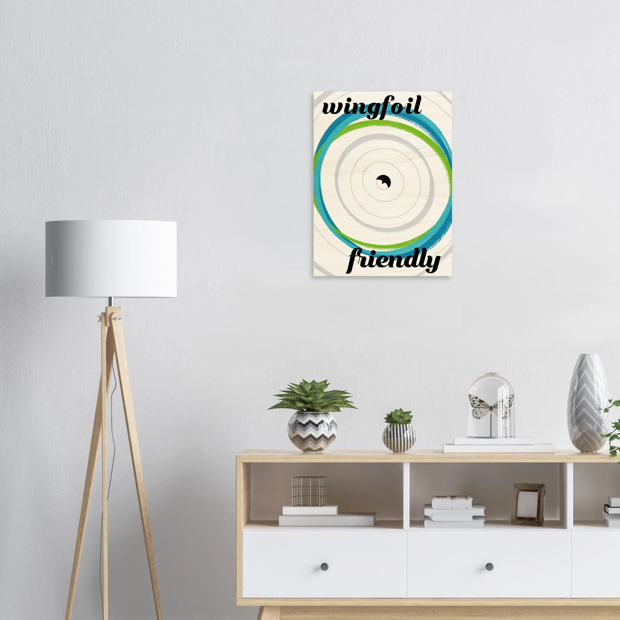 Wingfoil Friendly Motiv als minimalistisches Wingfoil Wandbild auf Birkenholz – Poster Stil über Kommode