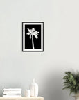 Poster „Breezy Palm“ in schwarzem Rahmen, Wohnszene - maavr
