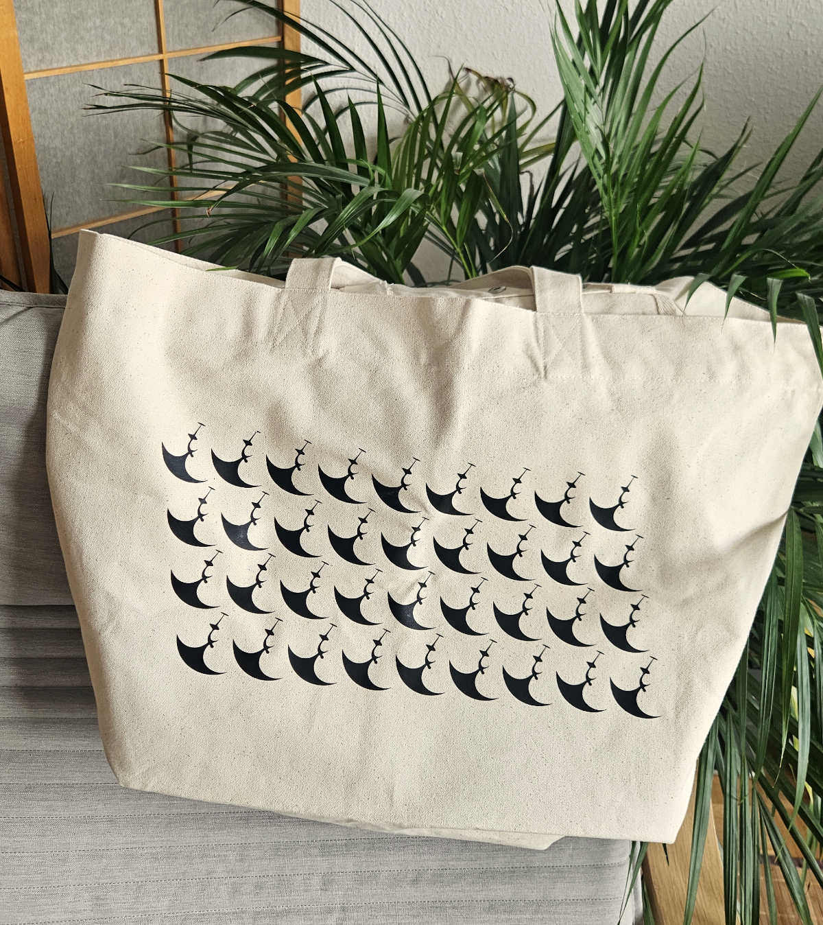 Beige Baumwoll-Strandtasche mit Wingfoil-Icon Muster im Outdoor-Lifestyle Setting