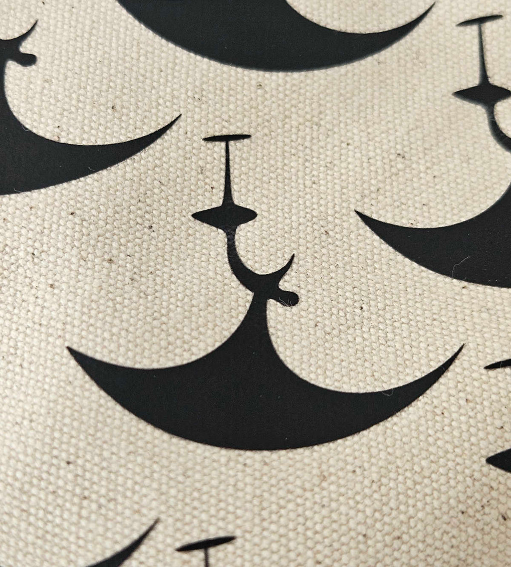 Detailaufnahme des Wingfoil-Icon Musters auf beiger Baumwolltasche
