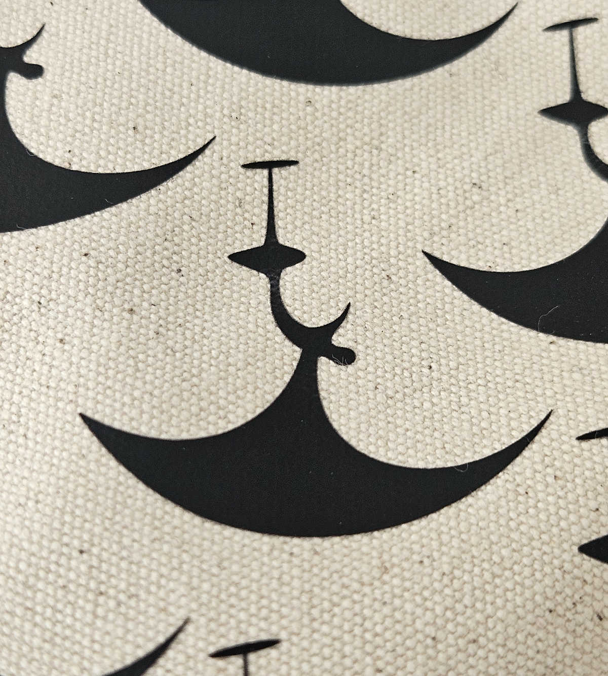 Detailaufnahme des Wingfoil-Icon Musters auf beiger Baumwolltasche