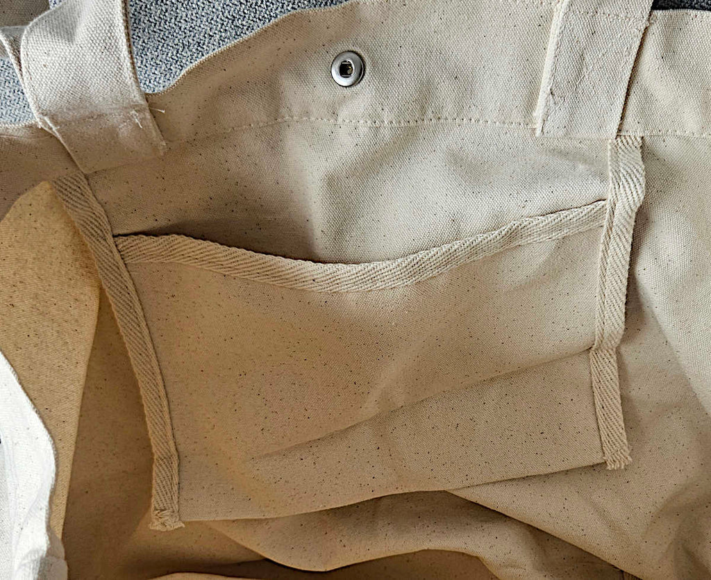 Detail der beigen Baumwoll-Tote-Bag mit stabilen Tragegriffen