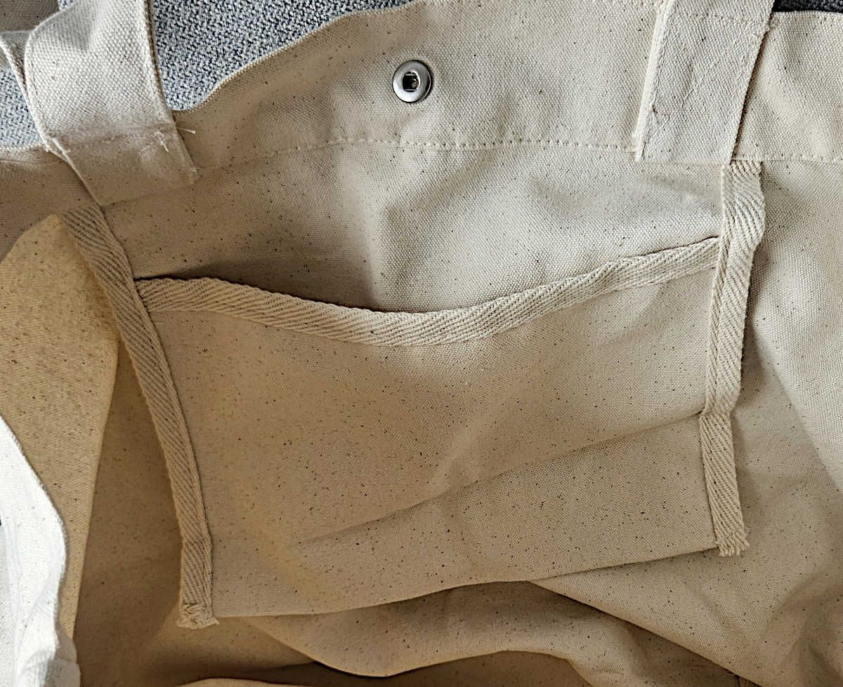 Detail der beigen Baumwoll-Tote-Bag mit stabilen Tragegriffen