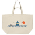 Strandtasche aus recycelter Baumwolle mit Leuchtturm, Segelboot und maritimem Küstenmotiv