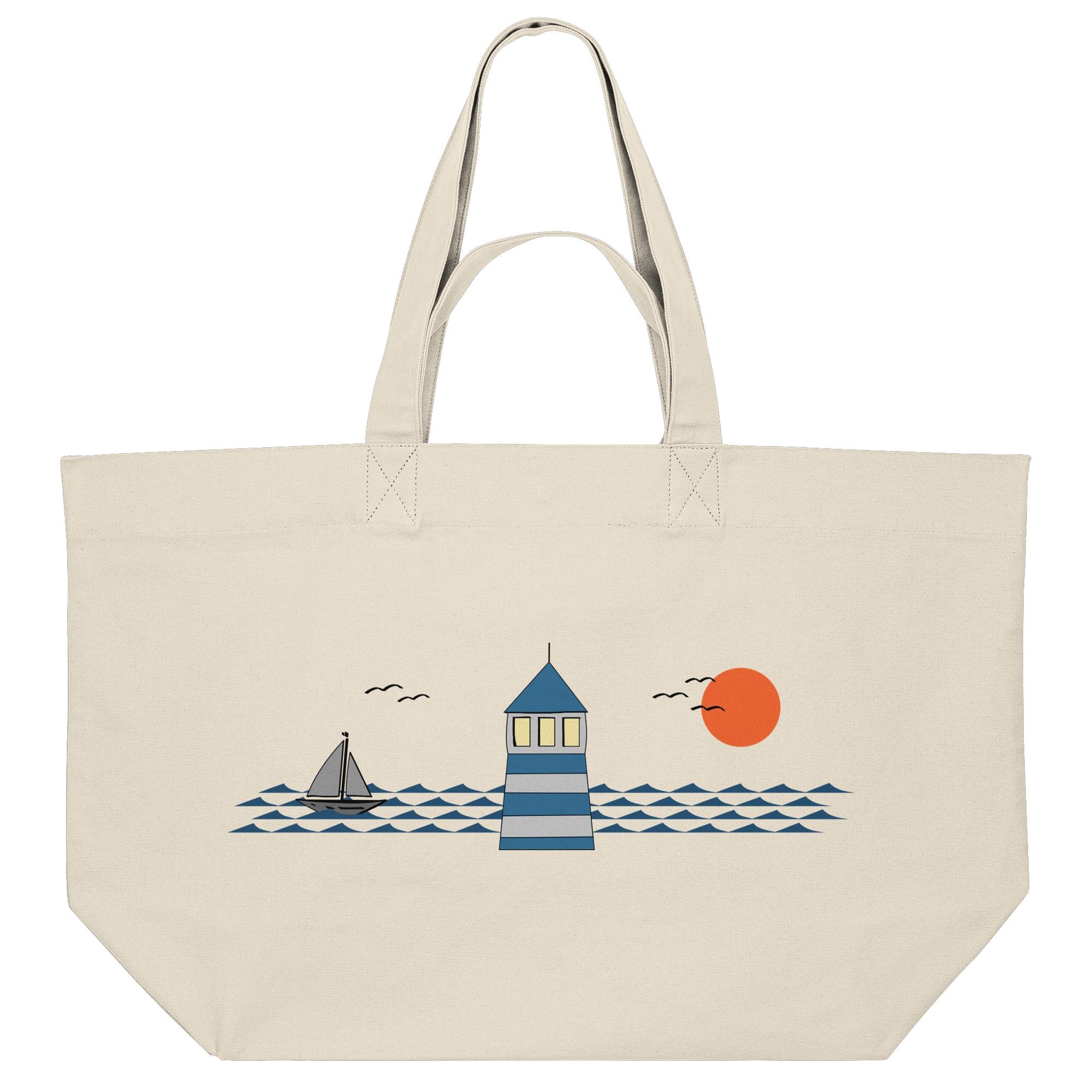 Strandtasche aus recycelter Baumwolle mit Leuchtturm, Segelboot und maritimem Küstenmotiv