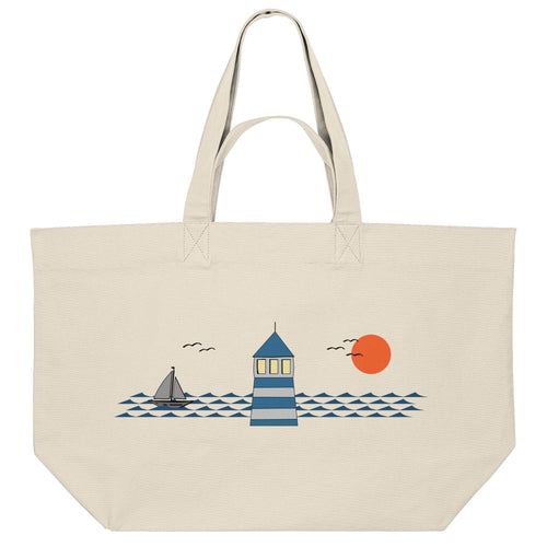 Strandtasche aus recycelter Baumwolle mit Leuchtturm, Segelboot und maritimem Küstenmotiv