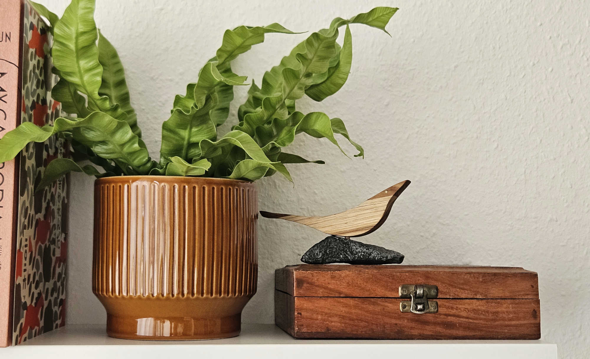 Bird on the Rock - handgefertigter Holzvogel auf Naturstein