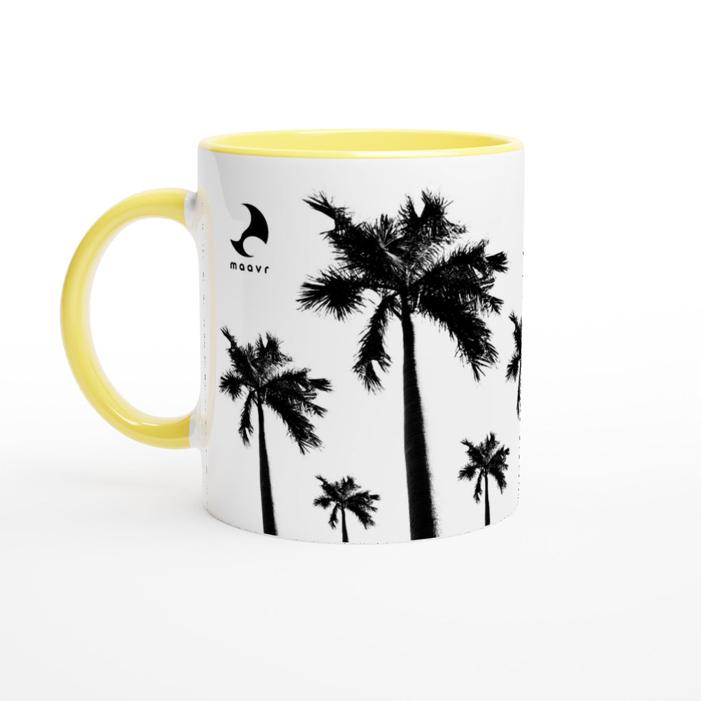 Weiße Keramiktasse mit Palmen-Motiven, maavr Logo, gelber Innenfläche und gelbem Henkel