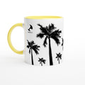 Weiße Keramiktasse mit Palmen-Motiven, maavr Logo, gelber Innenfläche und gelbem Henkel