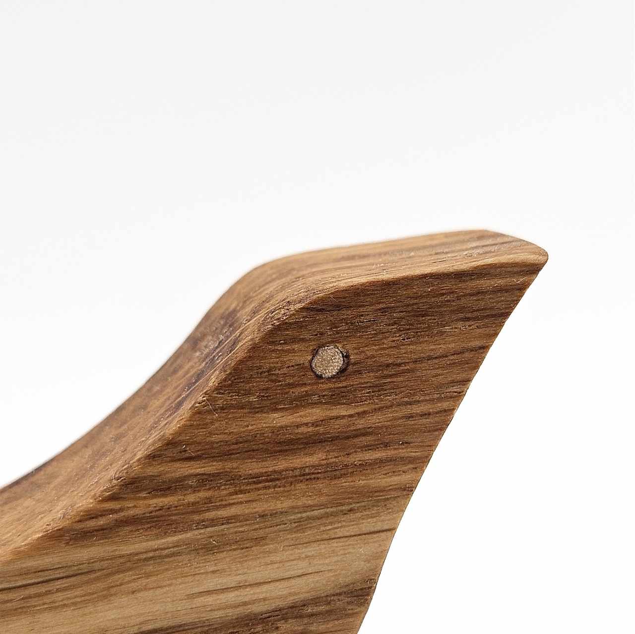 Nahaufnahme des Kopfs eines Holzvogels