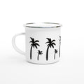 Weiße Emaille-Tasse mit silbernem Rand und einfachen, kleinen handgezeichneten Palmen