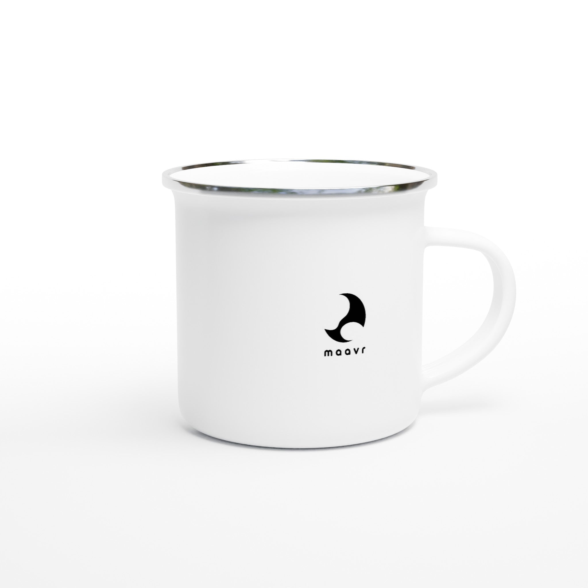 Weiße Emaille-Tasse mit silbernem Rand und maavr-Logo