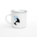Weiße Emaille-Tasse mit silbernem Rand und minimalistischem Wingfoil-Motiv