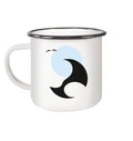 Weiße Emaille-Tasse mit schwarzem Rand und minimalisitischem Wingfoil-Motiv