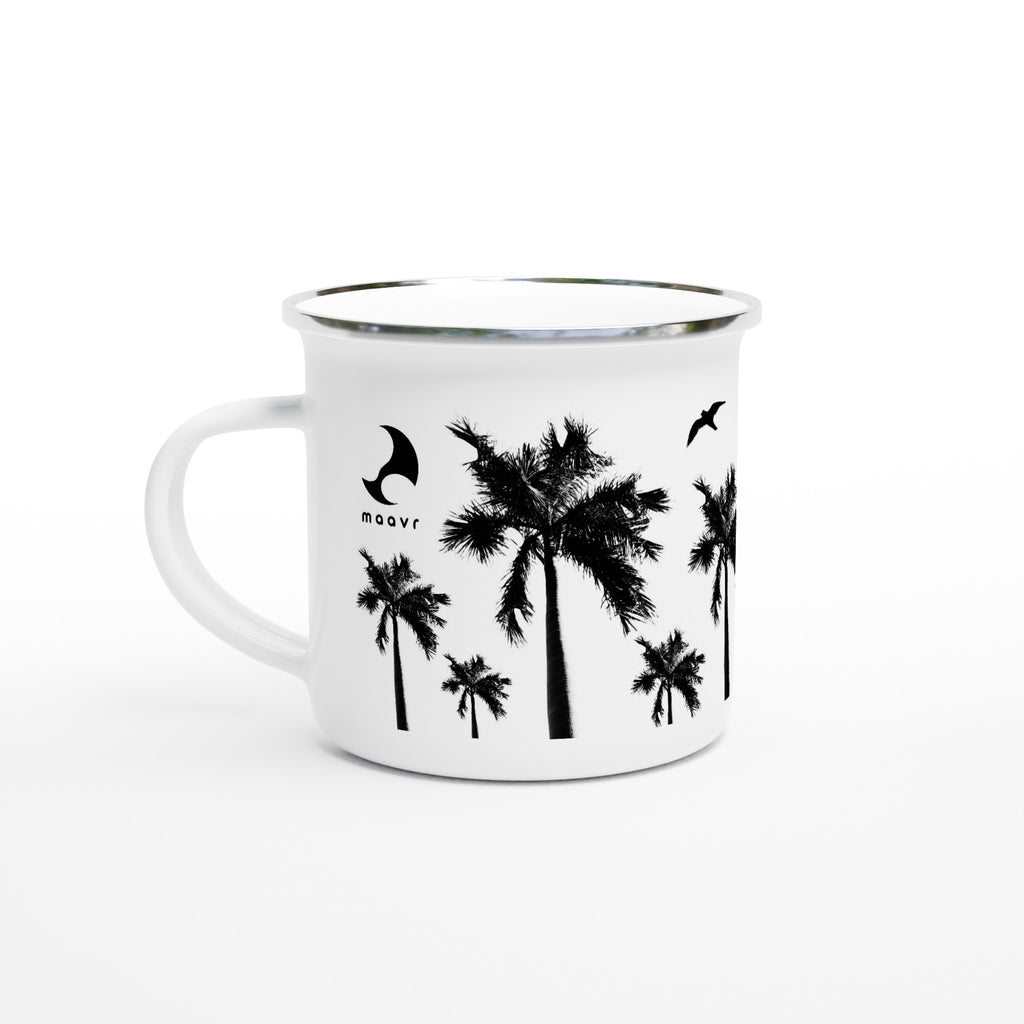 Weiße Emaille-Tasse mit silbernem Rand schwarzen Palmen-Motiven, maavr Logo
