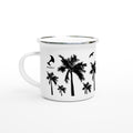 Weiße Emaille-Tasse mit silbernem Rand schwarzen Palmen-Motiven, maavr Logo