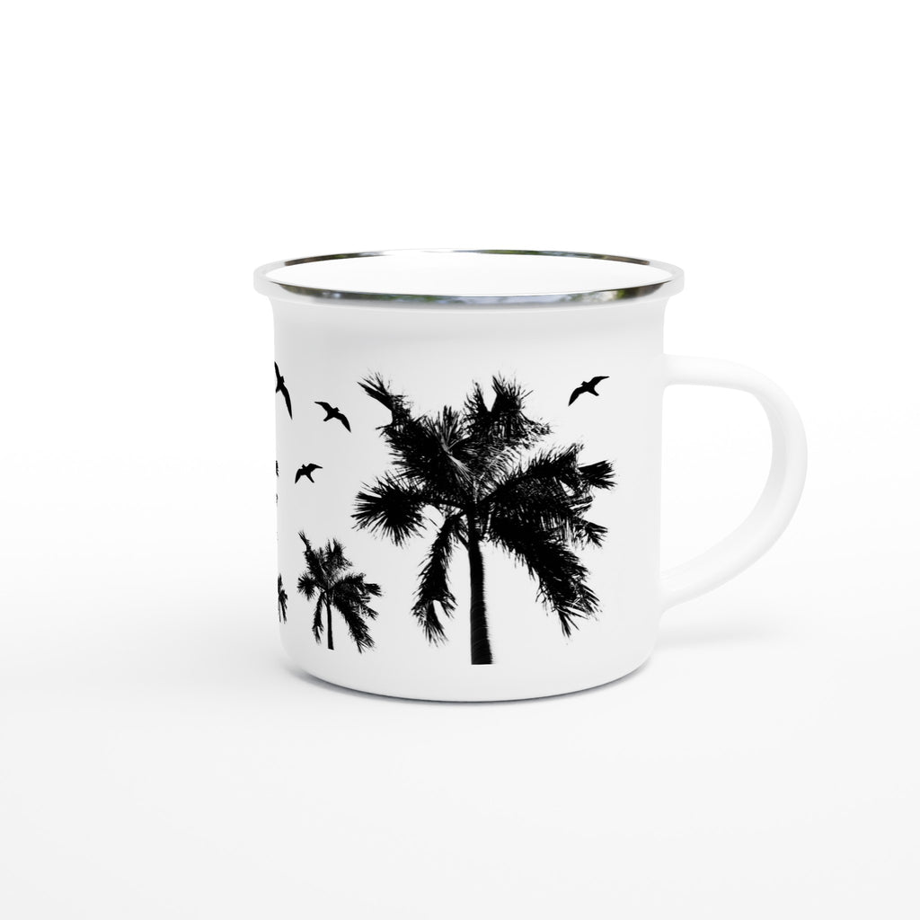 Weiße Emaille-Tasse mit silbernem Rand schwarzen Palmen-Motiven, und Vögeln 