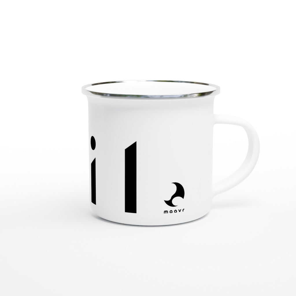 Weiße Emaille-Tasse mit silbernem Rand, großem "Foil"-Schriftzug und kleinem maavr-Logo
