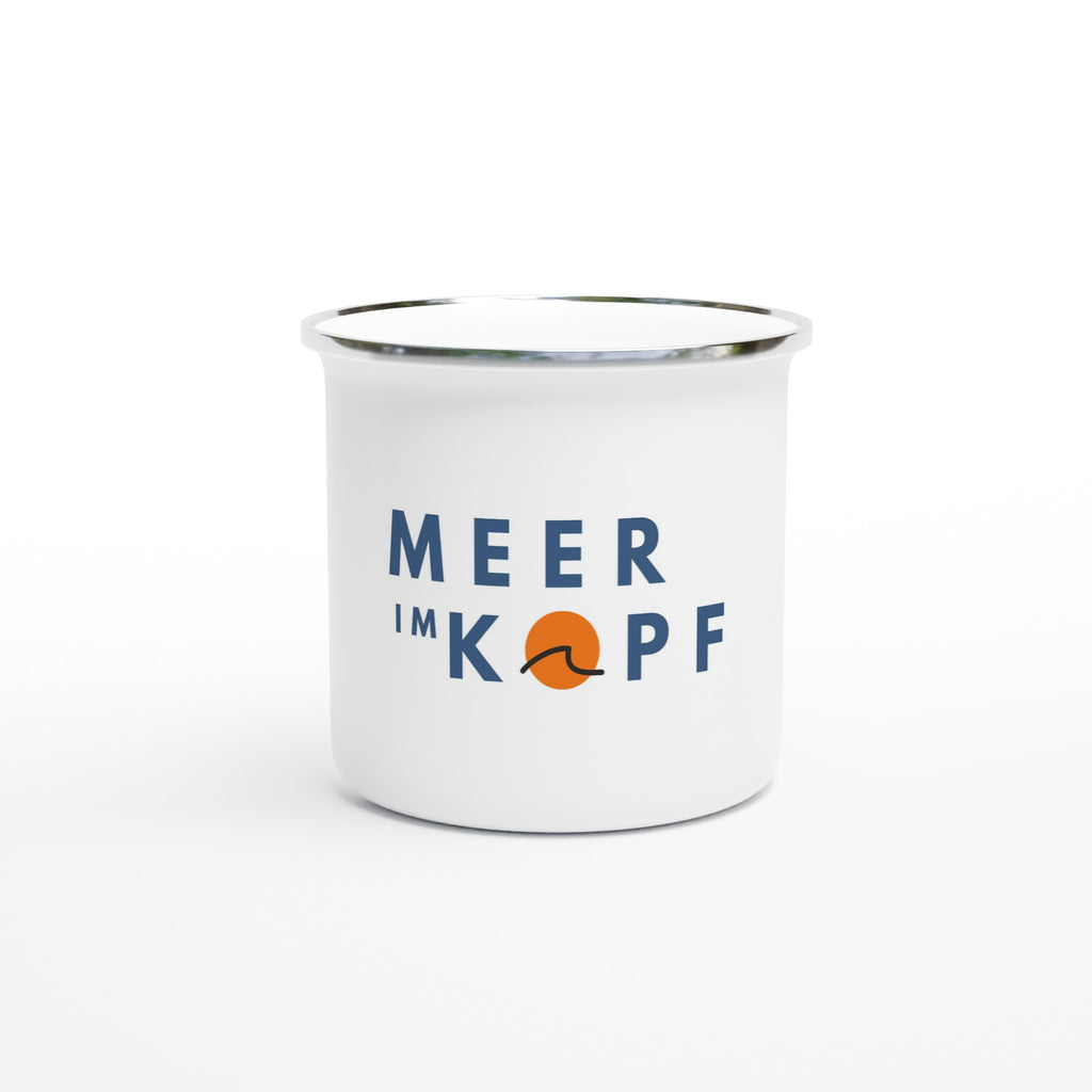 Weiße Emaille-Tasse mit Schriftzug „Meer im Kopf“ im maritimen Stil