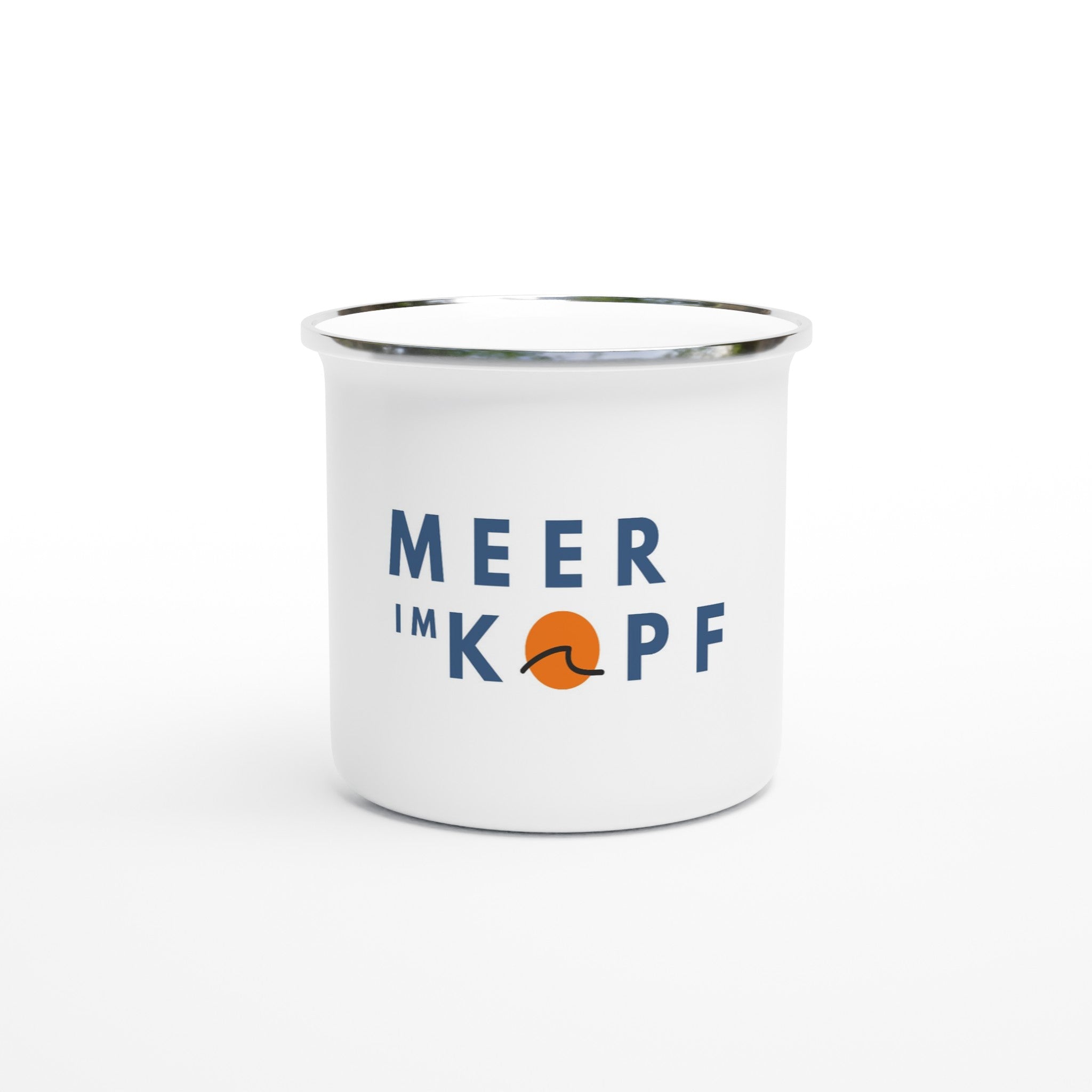 Weiße Emaille-Tasse mit Schriftzug „Meer im Kopf“ im maritimen Stil