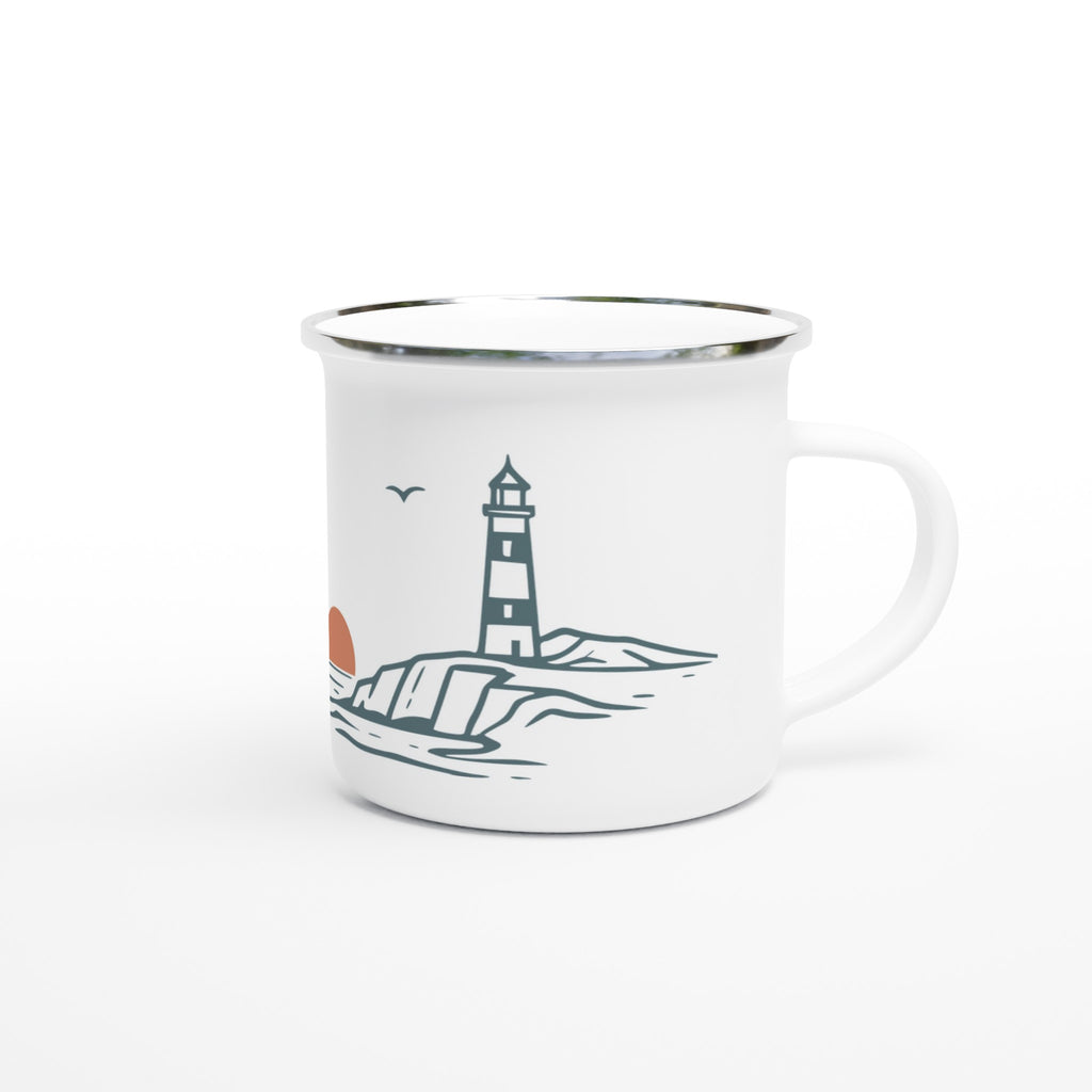 Weiße Emailletasse mit minimalistischem Leuchtturm-Motiv an einer Küste mit Sonne und Möwen – maritimes Design für Nordsee- und Küstenliebhaber