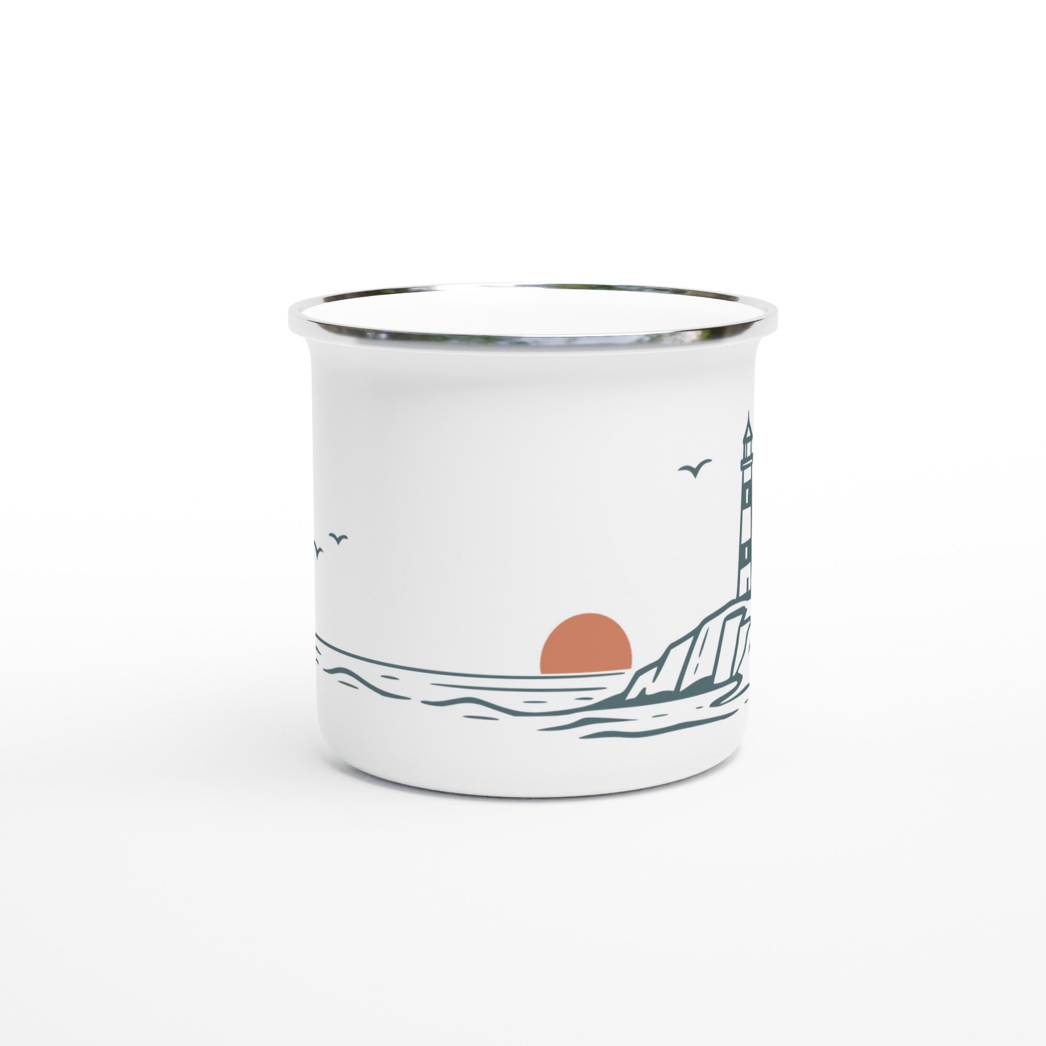 Weiße Emailletasse mit minimalistischem Leuchtturm-Motiv an einer Küste mit Sonne und Möwen – maritimes Design für Nordsee- und Küstenliebhaber