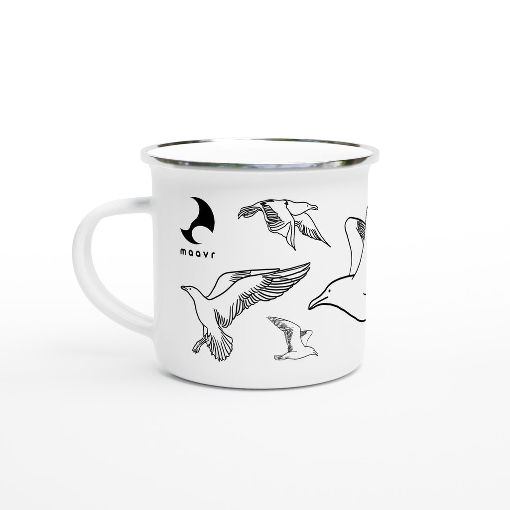 Weiße Emaille-Tasse mit silbernem Rand, Line-Art-Möwen-Motiv und maavr-Logo