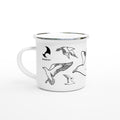 Weiße Emaille-Tasse mit silbernem Rand, Line-Art-Möwen-Motiv und maavr-Logo