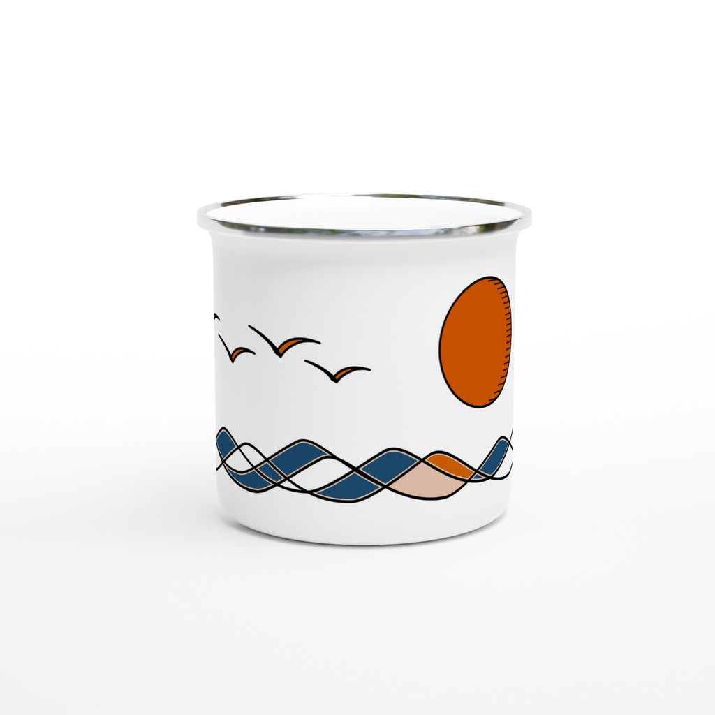 Weiße Emaille-Tasse mit Sonne, Wellen und Seevögeln im maritimen Design