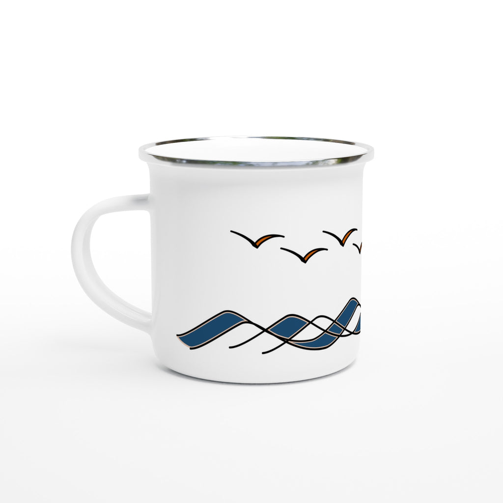Emaille-Tasse mit stilisierten Wellen und fliegenden Möwen