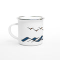 Emaille-Tasse mit stilisierten Wellen und fliegenden Möwen